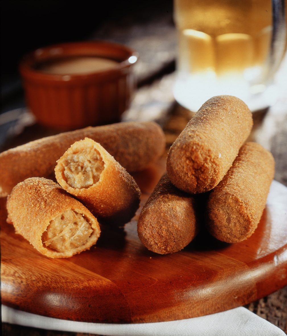 Croquete caseiro tradicional espanhol no garfo com fundo escuro